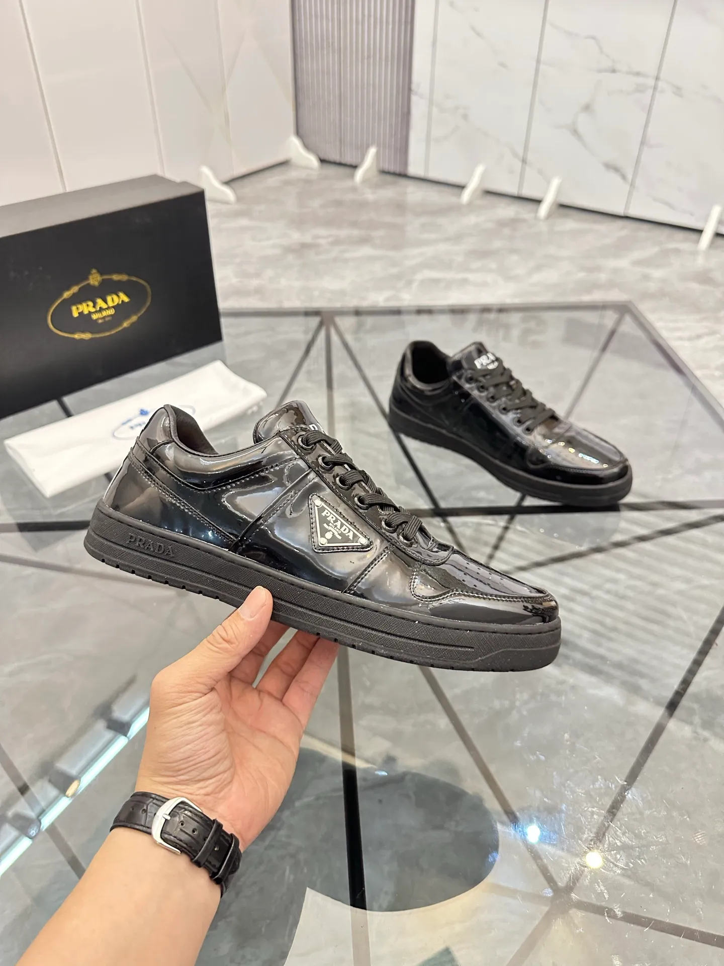 Men's shoes: 💰P400¥ Product trademark: Prada *"Prada*" low-top casual shoes Regular size: 38-44 (can be customized to 45) Product materials: imported cowhide upper, sheepskin lining, original outsole. Number: 020
